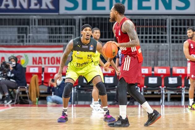 Terry Allen 15 (medi Bayreuth), Thomas Deshaun 1 (FC Bayern), FC Bayern Basketball vs. medi Bayreuth, easyCredit BBL, 30.01.2022 Muenchen Bayern Deutschland