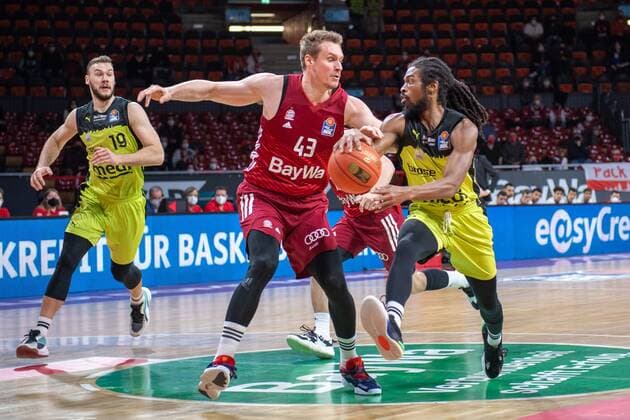 Martynas Sajus 19 (medi Bayreuth), Leon Radosevic 43 (FC Bayern), Marcus Thornton 3 (medi Bayreuth), FC Bayern Basketball vs. medi Bayreuth, easyCredit BBL, 30.01.2022 Muenchen Bayern Deutschland
