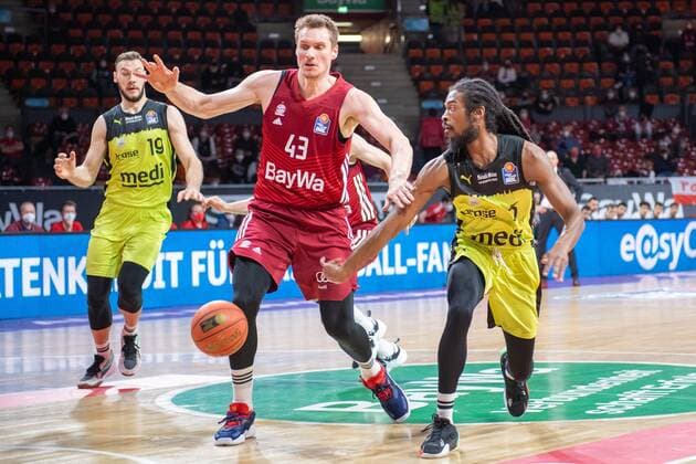Martynas Sajus 19 (medi Bayreuth), Leon Radosevic 43 (FC Bayern), Marcus Thornton 3 (medi Bayreuth), FC Bayern Basketball vs. medi Bayreuth, easyCredit BBL, 30.01.2022 Muenchen Bayern Deutschland