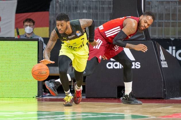 Sacar Anim 2 (medi Bayreuth), Thomas Deshaun 1 (FC Bayern), FC Bayern Basketball vs. medi Bayreuth, easyCredit BBL, 30.01.2022 Muenchen Bayern Deutschland