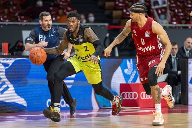 Sacar Anim 2 (medi Bayreuth), Nick Weiler-Babb 0 (FC Bayern), FC Bayern Basketball vs. medi Bayreuth, easyCredit BBL, 30.01.2022 Muenchen Bayern Deutschland