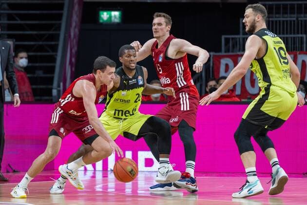 Zan Mark Sisko 31 (FC Bayern), Cameron Wells 22 (medi Bayreuth), Leon Radosevic 43 (FC Bayern), Martynas Sajus 19 (medi Bayreuth), FC Bayern Basketball vs. medi Bayreuth, easyCredit BBL, 30.01.2022 Muenchen Bayern Deutschland