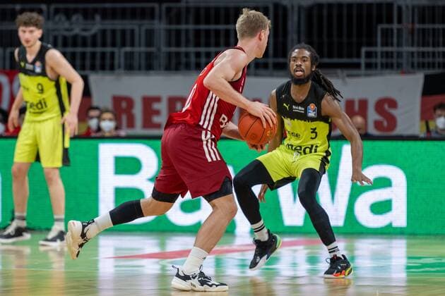 Ognjen Jaramaz 10 (FC Bayern), Marcus Thornton 3 (medi Bayreuth), FC Bayern Basketball vs. medi Bayreuth, easyCredit BBL, 30.01.2022 Muenchen Bayern Deutschland