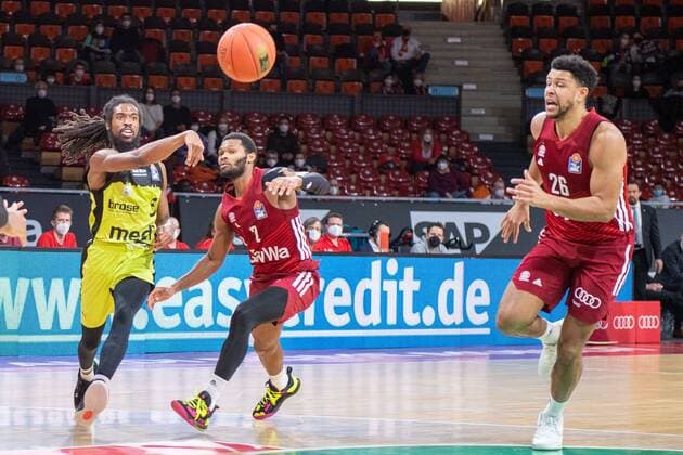 !Marcus Thornton 3 (medi Bayreuth), Corey Walden 2 (FC Bayern), Marvin Ogunsipe 26 (FC Bayern), FC Bayern Basketball vs. medi Bayreuth, easyCredit BBL, 30.01.2022 Muenchen Bayern Deutschland