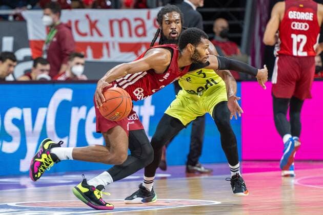 Corey Walden 2 (FC Bayern), Marcus Thornton 3 (medi Bayreuth), FC Bayern Basketball vs. medi Bayreuth, easyCredit BBL, 30.01.2022 Muenchen Bayern Deutschland