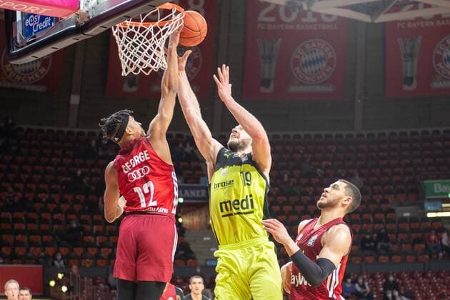 Jason George 12 (FC Bayern), Martynas Sajus 19 (medi Bayreuth), FC Bayern Basketball vs. medi Bayreuth, easyCredit BBL, 30.01.2022 Muenchen Bayern Deutschland