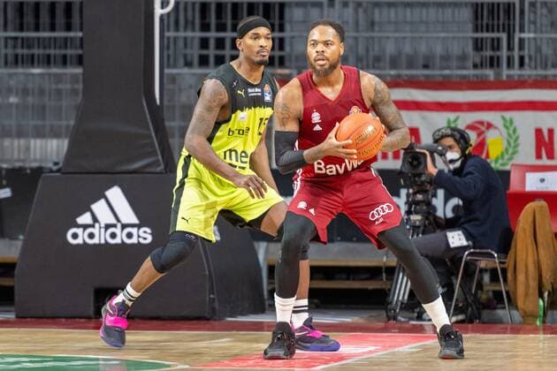 Terry Allen 15 (medi Bayreuth), Thomas Deshaun 1 (FC Bayern), FC Bayern Basketball vs. medi Bayreuth, easyCredit BBL, 30.01.2022 Muenchen Bayern Deutschland