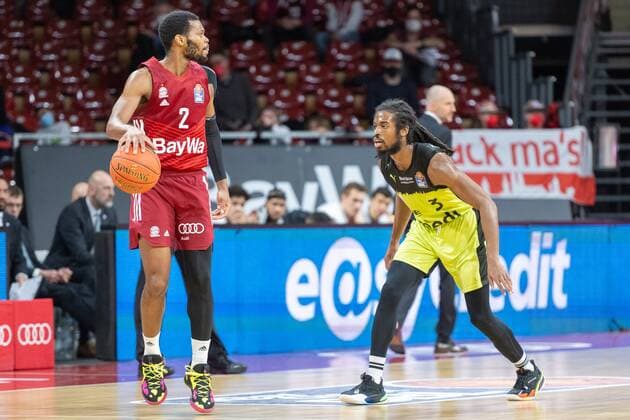 Corey Walden 2 (FC Bayern), Marcus Thornton 3 (medi Bayreuth), FC Bayern Basketball vs. medi Bayreuth, easyCredit BBL, 30.01.2022 Muenchen Bayern Deutschland