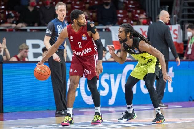 Corey Walden 2 (FC Bayern), Marcus Thornton 3 (medi Bayreuth), FC Bayern Basketball vs. medi Bayreuth, easyCredit BBL, 30.01.2022 Muenchen Bayern Deutschland