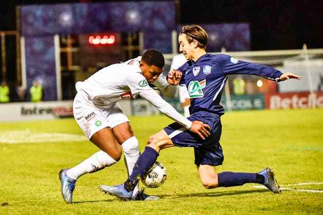 Zaydou Youssouf (st) vs Sam Ducros (bc) FOOTBALL : Bergerac vs St Etienne - 8eme de Finale de Coupe de France - Perigueux - Le 30 01 2022 ThierryBreton Panoramic 
