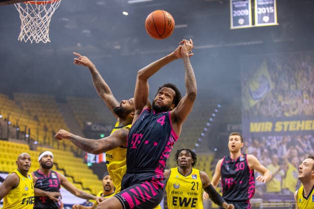 Oldenburg, Niedersachsen, DEU, 30.01.2022, Justin Gorham (rechts, Telekom Baskets Bonn) und Cameron Clark (links, EWE Baskets Oldenburg) EWE Baskets Oldenburg vs. Telekom Baskets Bonn. 1. Basketball-Bundesliga Saison 2021 2022, 19. Spieltag, Grosse EWE Arena. EWE Baskets Oldenburg vs. Telekom Baskets Bonn