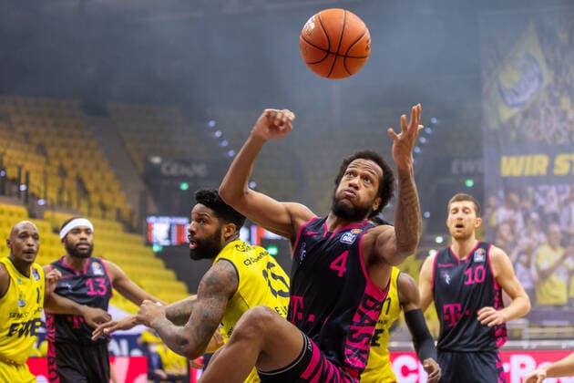 Oldenburg, Niedersachsen, DEU, 30.01.2022, Justin Gorham (rechts, Telekom Baskets Bonn) und Cameron Clark (links, EWE Baskets Oldenburg) EWE Baskets Oldenburg vs. Telekom Baskets Bonn. 1. Basketball-Bundesliga Saison 2021 2022, 19. Spieltag, Grosse EWE Arena. EWE Baskets Oldenburg vs. Telekom Baskets Bonn
