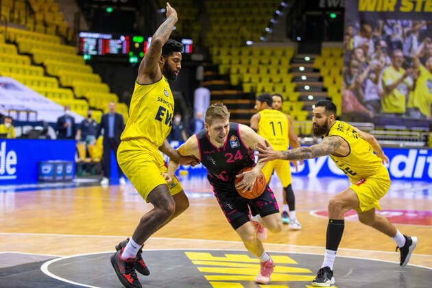 Oldenburg, Niedersachsen, DEU, 30.01.2022, Tim Hasbargen (Mitte, Telekom Baskets Bonn), Cameron Clark (links, EWE Baskets Oldenburg) und Martin Breunig (rechts, EWE Baskets Oldenburg). EWE Baskets Oldenburg vs. Telekom Baskets Bonn. 1. Basketball-Bundesliga Saison 2021 2022, 19. Spieltag, Grosse EWE Arena. EWE Baskets Oldenburg vs. Telekom Baskets Bonn