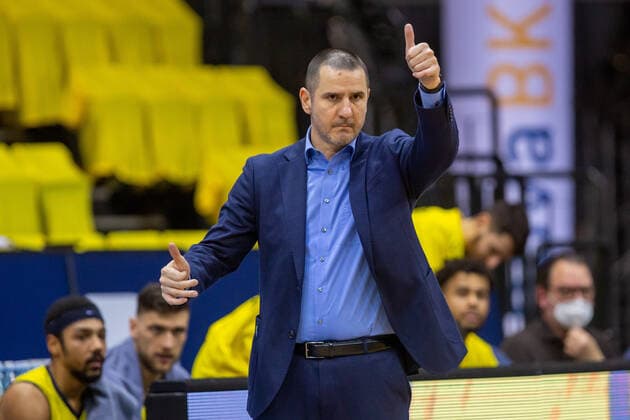 Oldenburg, Niedersachsen, DEU, 30.01.2022, Head Coach Alen Abaz (EWE Baskets Oldenburg), EWE Baskets Oldenburg vs. Telekom Baskets Bonn. 1. Basketball-Bundesliga Saison 2021 2022, 19. Spieltag, Grosse EWE Arena. EWE Baskets Oldenburg vs. Telekom Baskets Bonn