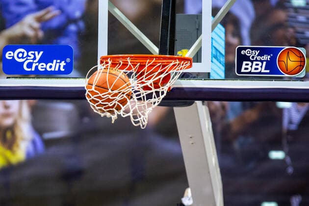 Oldenburg, Niedersachsen, DEU, 30.01.2022, Ein Basketball wird in den Korb geworfen. EWE Baskets Oldenburg vs. Telekom Baskets Bonn. 1. Basketball-Bundesliga Saison 2021 2022, 19. Spieltag, Grosse EWE Arena. EWE Baskets Oldenburg vs. Telekom Baskets Bonn