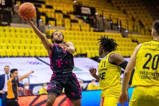 Oldenburg, Niedersachsen, DEU, 30.01.2022, Parker Jackson-Cartwright (links, Telekom Baskets Bonn), Tai Odiase (Mitte, EWE Baskets Oldenburg) und Michal Michalak (rechts, EWE Baskets Oldenburg). EWE Baskets Oldenburg vs. Telekom Baskets Bonn. 1. Basketball-Bundesliga Saison 2021 2022, 19. Spieltag, Grosse EWE Arena. EWE Baskets Oldenburg vs. Telekom Baskets Bonn