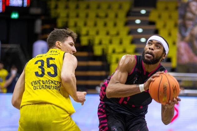 Oldenburg, Niedersachsen, DEU, 30.01.2022, Javontae Hawkins (rechts, Telekom Baskets Bonn) und Alen Pjanic (links, EWE Baskets Oldenburg). EWE Baskets Oldenburg vs. Telekom Baskets Bonn. 1. Basketball-Bundesliga Saison 2021 2022, 19. Spieltag, Grosse EWE Arena. EWE Baskets Oldenburg vs. Telekom Baskets Bonn