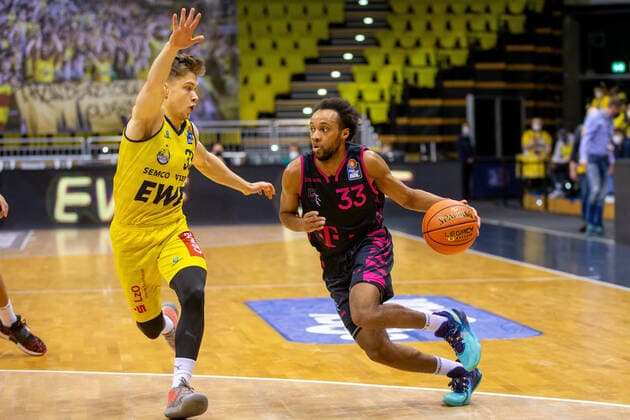 Oldenburg, Niedersachsen, DEU, 30.01.2022, Parker Jackson-Cartwright (rechts, Telekom Baskets Bonn) und Bennet Hundt (links, EWE Baskets Oldenburg). EWE Baskets Oldenburg vs. Telekom Baskets Bonn. 1. Basketball-Bundesliga Saison 2021 2022, 19. Spieltag, Grosse EWE Arena. EWE Baskets Oldenburg vs. Telekom Baskets Bonn