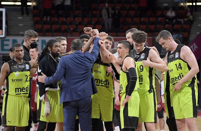 30.01.2022, xemx, Basketball BBL Bundesliga, FC Bayern Muenchen Basketball - medi Bayreuth emspor, v.l. Mannschaft, Spieler, enttaeuscht, enttaeuscht schauend nach Spielende, dissapointed at the end of the match Muenchen