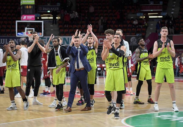 30.01.2022, xemx, Basketball BBL Bundesliga, FC Bayern Muenchen Basketball - medi Bayreuth emspor, v.l. Mannschaft, Spieler, enttaeuscht, enttaeuscht schauend nach Spielende, dissapointed at the end of the match Muenchen