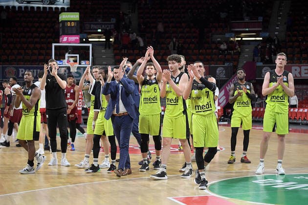 30.01.2022, xemx, Basketball BBL Bundesliga, FC Bayern Muenchen Basketball - medi Bayreuth emspor, v.l. Mannschaft, Spieler, enttaeuscht, enttaeuscht schauend nach Spielende, dissapointed at the end of the match Muenchen