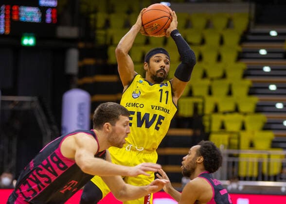 Oldenburg, Niedersachsen, DEU, 30.01.2022, Phil Pressey (Mitte, EWE Baskets Oldenburg) mit Parker Jackson-Cartwright (rechts, Telekom Baskets Bonn), Saulius Kulvietis (links, Telekom Baskets Bonn). EWE Baskets Oldenburg vs. Telekom Baskets Bonn. 1. Basketball-Bundesliga Saison 2021 2022, 19. Spieltag, Grosse EWE Arena. EWE Baskets Oldenburg vs. Telekom Baskets Bonn
