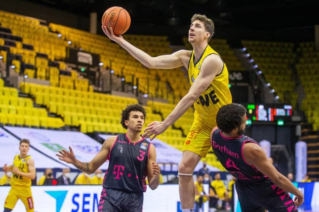 Sport Bilder des Tages Oldenburg, Niedersachsen, DEU, 30.01.2022, Alen Pjanic (Mitte, EWE Baskets Oldenburg), Justin Gorham (rechts, Telekom Baskets Bonn) und Tyson Ward (links, Telekom Baskets Bonn). EWE Baskets Oldenburg vs. Telekom Baskets Bonn. 1. Basketball-Bundesliga Saison 2021 2022, 19. Spieltag, Grosse EWE Arena. EWE Baskets Oldenburg vs. Telekom Baskets Bonn