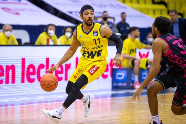 Oldenburg, Niedersachsen, DEU, 30.01.2022, Phil Pressey (EWE Baskets Oldenburg) und Parker Jackson-Cartwright (rechts, Telekom Baskets Bonn). WE Baskets Oldenburg vs. Telekom Baskets Bonn. 1. Basketball-Bundesliga Saison 2021 2022, 19. Spieltag, Grosse EWE Arena. EWE Baskets Oldenburg vs. Telekom Baskets Bonn
