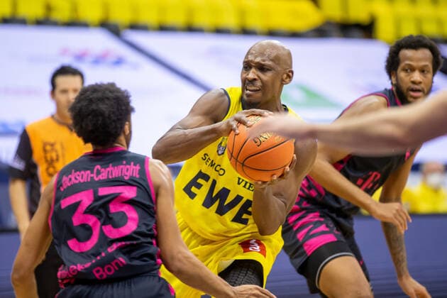 Oldenburg, Niedersachsen, DEU, 30.01.2022, Rickey Paulding (Mitte, EWE Baskets Oldenburg), Parker Jackson-Cartwright (links, Telekom Baskets Bonn) und Justin Gorham (rechts, Telekom Baskets Bonn). EWE Baskets Oldenburg vs. Telekom Baskets Bonn. 1. Basketball-Bundesliga Saison 2021 2022, 19. Spieltag, Grosse EWE Arena. EWE Baskets Oldenburg vs. Telekom Baskets Bonn