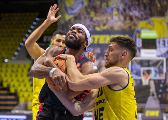 Oldenburg, Niedersachsen, DEU, 30.01.2022, Javontae Hawkins (Mitte, Telekom Baskets Bonn), Michal Michalak (rechts, EWE Baskets Oldenburg) und Martin Breunig (links, EWE Baskets Oldenburg). EWE Baskets Oldenburg vs. Telekom Baskets Bonn. 1. Basketball-Bundesliga Saison 2021 2022, 19. Spieltag, Grosse EWE Arena. EWE Baskets Oldenburg vs. Telekom Baskets Bonn