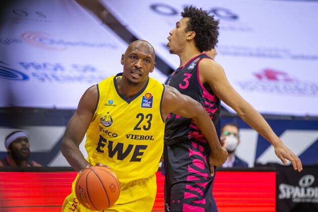 Oldenburg, Niedersachsen, DEU, 30.01.2022, Rickey Paulding (EWE Baskets Oldenburg) und Tyson Ward (rechts, Telekom Baskets Bonn). EWE Baskets Oldenburg vs. Telekom Baskets Bonn. 1. Basketball-Bundesliga Saison 2021 2022, 19. Spieltag, Grosse EWE Arena. EWE Baskets Oldenburg vs. Telekom Baskets Bonn