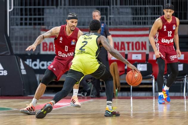 Nick Weiler-Babb 0 (FC Bayern), Sacar Anim 2 (medi Bayreuth), FC Bayern Basketball vs. medi Bayreuth, easyCredit BBL, 30.01.2022 Muenchen Bayern Deutschland