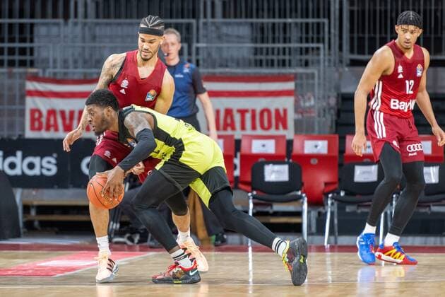 Nick Weiler-Babb 0 (FC Bayern), Sacar Anim 2 (medi Bayreuth), FC Bayern Basketball vs. medi Bayreuth, easyCredit BBL, 30.01.2022 Muenchen Bayern Deutschland