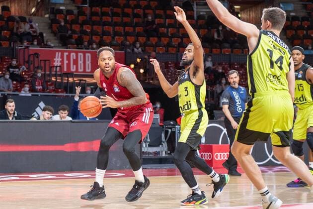 Thomas Deshaun 1 (FC Bayern), Marcus Thornton 3 (medi Bayreuth), FC Bayern Basketball vs. medi Bayreuth, easyCredit BBL, 30.01.2022 Muenchen Bayern Deutschland