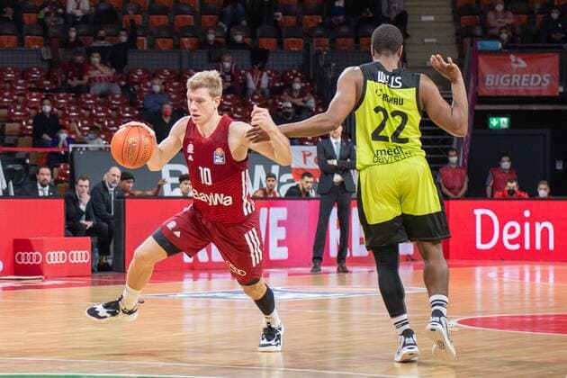 Ognjen Jaramaz 10 (FC Bayern), Cameron Wells 22 (medi Bayreuth), FC Bayern Basketball vs. medi Bayreuth, easyCredit BBL, 30.01.2022 Muenchen Bayern Deutschland