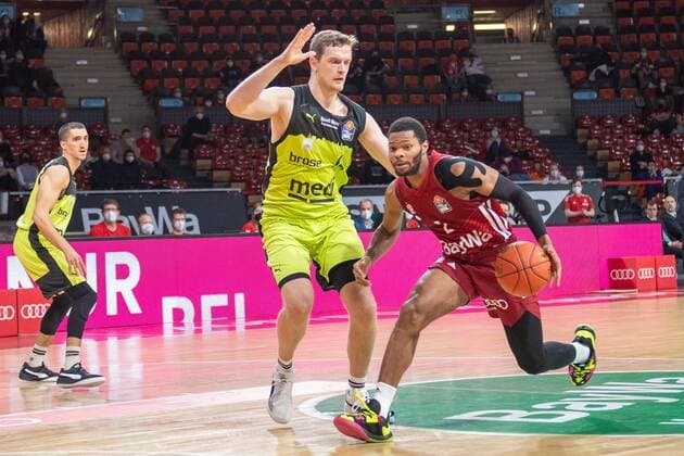Moritz Sanders 14 (medi Bayreuth), Corey Walden 2 (FC Bayern), FC Bayern Basketball vs. medi Bayreuth, easyCredit BBL, 30.01.2022 Muenchen Bayern Deutschland