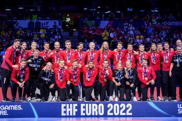 220130 Players of Denmark celebrate their bronze after the EHF European Handball Championship final between Sweden and Spain on January 30, 2022 in Budapest. Photo: Johanna Lundberg BILDBYRAN kod JL JL0238 bbeng ehf euro 2022 em 2022 european men?s handball championship 2022 handball handboll handbolls-em 2022 handball handball-em 2022 final sverige sweden spain spanien jubel Copyright: JOHANNAxLUNDBERG BB220130JL153