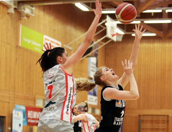 von links Ana WOJTULEK (Wasserburg CRO), Hanna Marie CRYMBLE (Marburg US), , Da-Basketball,1. Bundesliga 2021 22, 30.01.22, TSV Wasserburg vs Pharmaserv Marburg, Wasserburg, Badria Sportzentrum Copyright: WolfgangxFehrmann