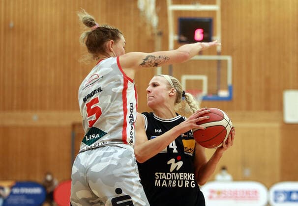 von links Haligeth REINOEL (Wasserburg US), Marie BERTHOLD (Marburg), Da-Basketball,1. Bundesliga 2021 22, 30.01.22, TSV Wasserburg vs Pharmaserv Marburg, Wasserburg, Badria Sportzentrum Copyright: WolfgangxFehrmann
