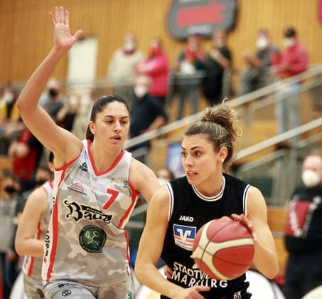 von links Ana WOJTULEK (Wasserburg CRO), Theresa SIMON (Marburg), Da-Basketball,1. Bundesliga 2021 22, 30.01.22, TSV Wasserburg vs Pharmaserv Marburg, Wasserburg, Badria Sportzentrum Copyright: WolfgangxFehrmann