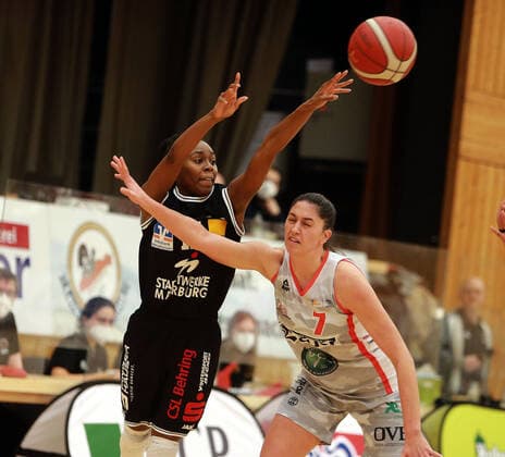 von links Tonisha Vanee BAKER (Marburg US), Ana WOJTULEK (Wasserburg CRO), Da-Basketball,1. Bundesliga 2021 22, 30.01.22, TSV Wasserburg vs Pharmaserv Marburg, Wasserburg, Badria Sportzentrum Copyright: WolfgangxFehrmann