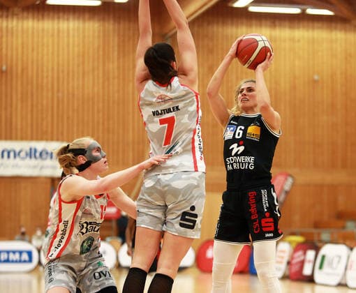 von links Laura HEBECKER (Wasserburg), Ana WOJTULEK (Wasserburg CRO), Theresa SIMON (Marburg), Da-Basketball,1. Bundesliga 2021 22, 30.01.22, TSV Wasserburg vs Pharmaserv Marburg, Wasserburg, Badria Sportzentrum Copyright: WolfgangxFehrmann
