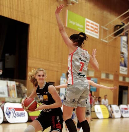 von linksHanna Marie CRYMBLE (Marburg US), Ana WOJTULEK (Wasserburg CRO), Da-Basketball,1. Bundesliga 2021 22, 30.01.22, TSV Wasserburg vs Pharmaserv Marburg, Wasserburg, Badria Sportzentrum Copyright: WolfgangxFehrmann