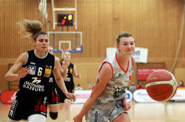von links Theresa SIMON (Marburg), Haligeth REINOEL (Wasserburg US), Da-Basketball,1. Bundesliga 2021 22, 30.01.22, TSV Wasserburg vs Pharmaserv Marburg, Wasserburg, Badria Sportzentrum Copyright: WolfgangxFehrmann