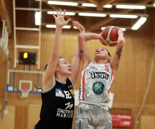 von links Johanna KLUG (Marburg), Haligeth REINOEL (Wasserburg US), Da-Basketball,1. Bundesliga 2021 22, 30.01.22, TSV Wasserburg vs Pharmaserv Marburg, Wasserburg, Badria Sportzentrum Copyright: WolfgangxFehrmann