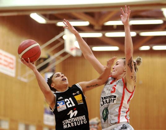 von links Rachel Mamie ARTHUR (Marburg), Haligeth REINOEL (Wasserburg US), Da-Basketball,1. Bundesliga 2021 22, 30.01.22, TSV Wasserburg vs Pharmaserv Marburg, Wasserburg, Badria Sportzentrum Copyright: WolfgangxFehrmann