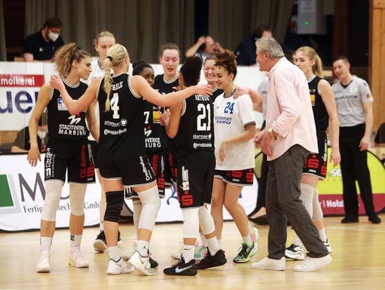 Marburger Spielerinnen nach dem Sieg Da-Basketball,1. Bundesliga 2021 22, 30.01.22, TSV Wasserburg vs Pharmaserv Marburg, Wasserburg, Badria Sportzentrum Copyright: WolfgangxFehrmann