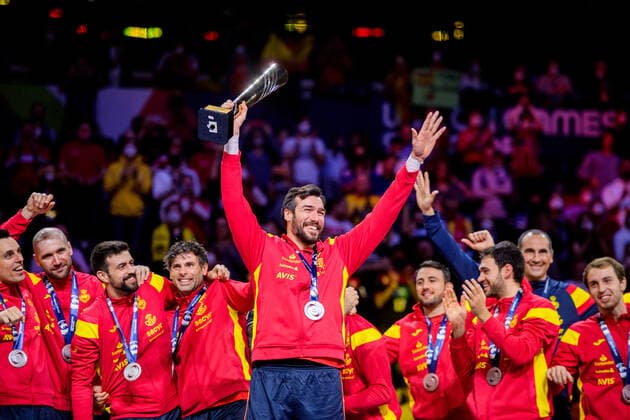 220130 Players of Spain celebrate their silver medal after the EHF European Handball Championship final between Sweden and Spain on January 30, 2022 in Budapest. Photo: Johanna Lundberg BILDBYRAN kod JL JL0238 bbeng ehf euro 2022 em 2022 european men?s handball championship 2022 handball handboll handbolls-em 2022 handball handball-em 2022 final sverige sweden spain spanien jubel Copyright: JOHANNAxLUNDBERG BB220130JL156