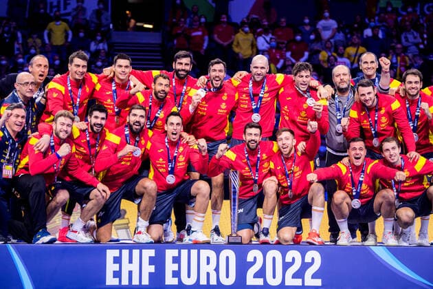 220130 Players of Spain celebrate their silver medals after the EHF European Handball Championship final between Sweden and Spain on January 30, 2022 in Budapest. Photo: Johanna Lundberg BILDBYRAN kod JL JL0238 bbeng ehf euro 2022 em 2022 european men?s handball championship 2022 handball handboll handbolls-em 2022 handball handball-em 2022 final sverige sweden spain spanien jubel Copyright: JOHANNAxLUNDBERG BB220130JL157