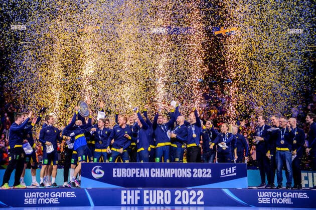 220130 Players of Sweden celebrate after the EHF European Handball Championship final between Sweden and Spain on January 30, 2022 in Budapest. Photo: Johanna Lundberg BILDBYRAN kod JL JL0238 bbeng ehf euro 2022 em 2022 european men?s handball championship 2022 handball handboll handbolls-em 2022 handball handball-em 2022 final sverige sweden spain spanien guld em-guld jubel Copyright: JOHANNAxLUNDBERG BB220130JL158